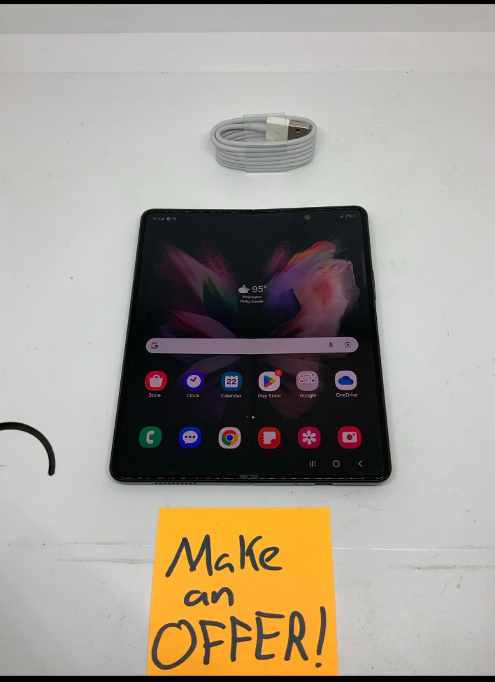 Samsung Galaxy Z Fold3 5G Unlocked Good 256 GB Black SM-F926U1 - DEFECT

Item has a black spot on display and the finger print reader does not work. Item is fully functional with a clean ESN other than those issues stated.