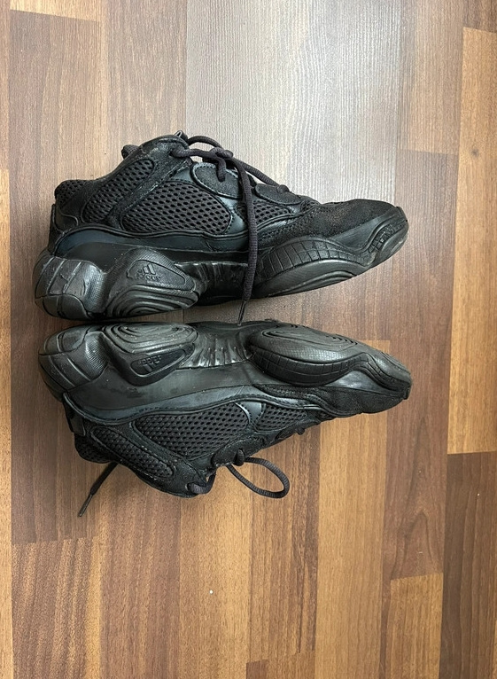 Yeezy black uk 6