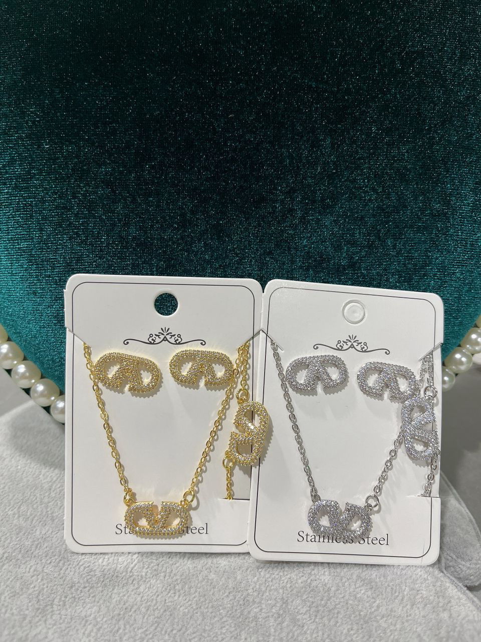 Set necklace, earring and bracelet 