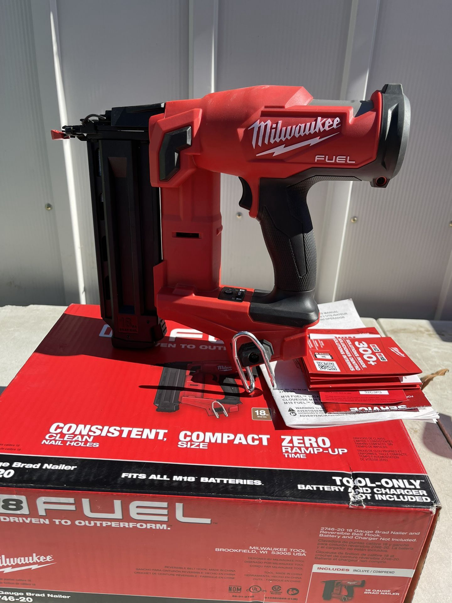 Milwaukee M18 FUEL 18 Gauge Brad Nailer Kit