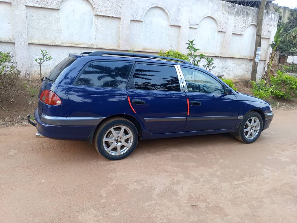 Toyota Avensis long châssis 