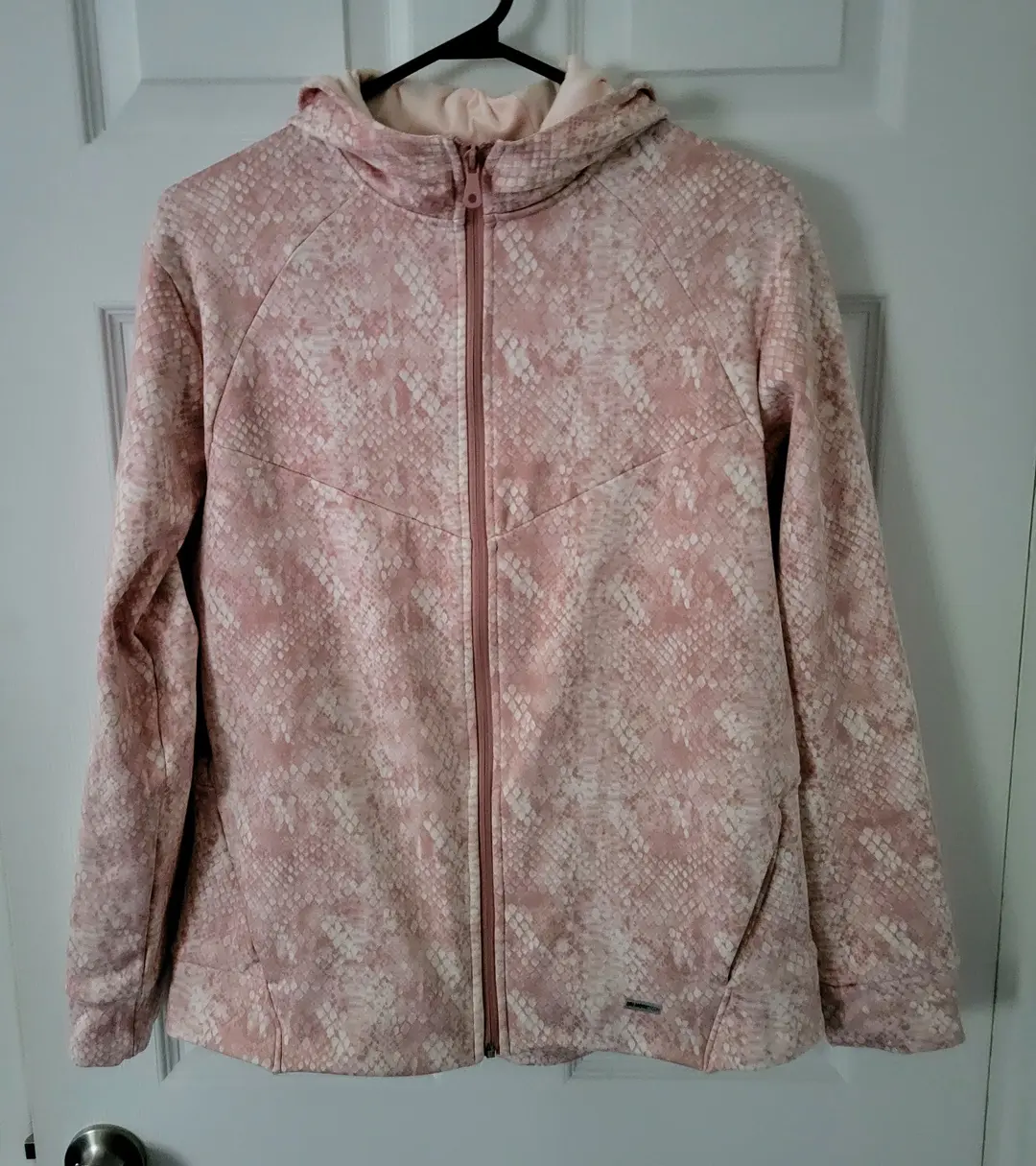 Veste rose et blanche. 