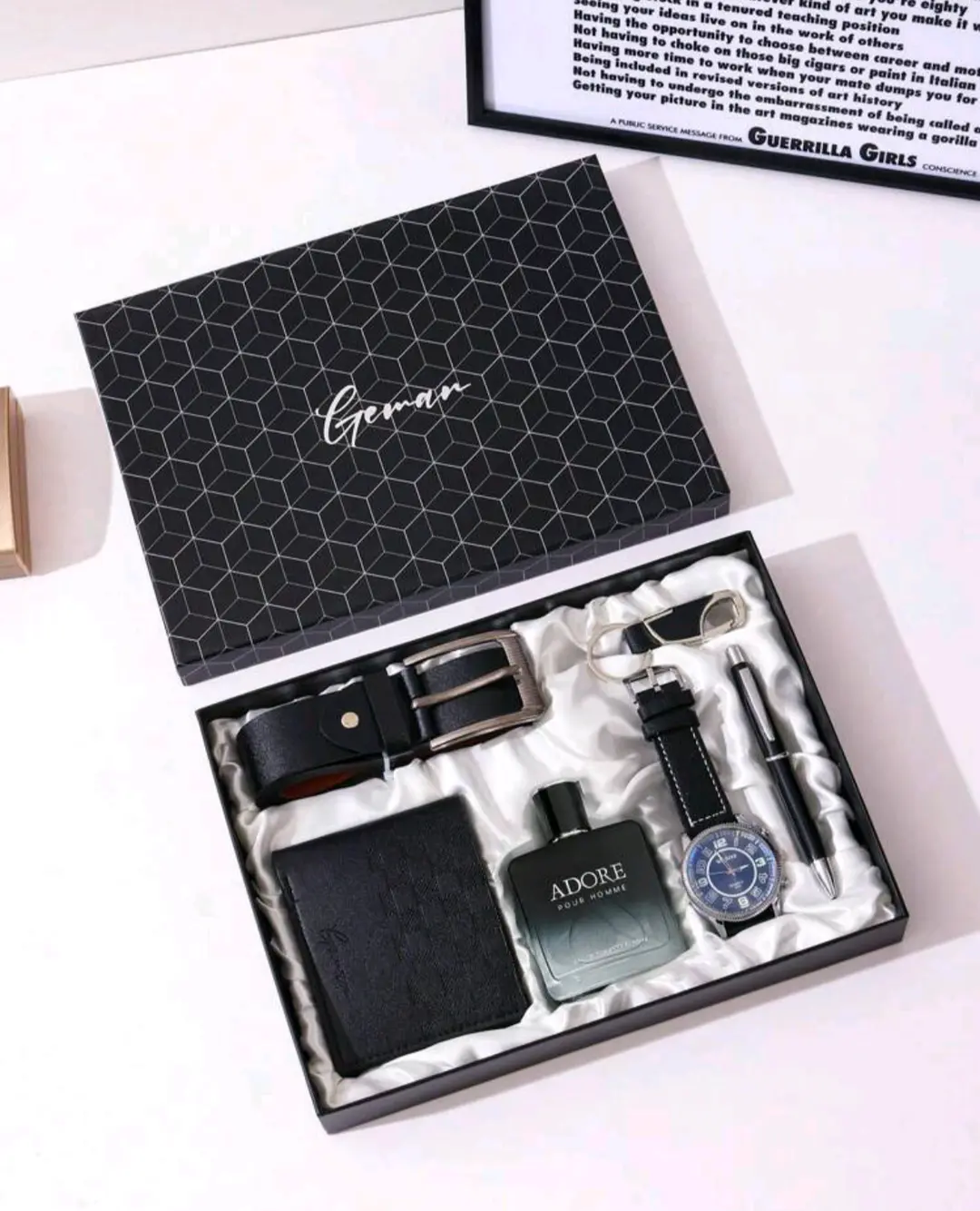 Box Coffret Cadeau 5 en 1: Montre de luxe, porte feuille, porte clé, stylo & parfum