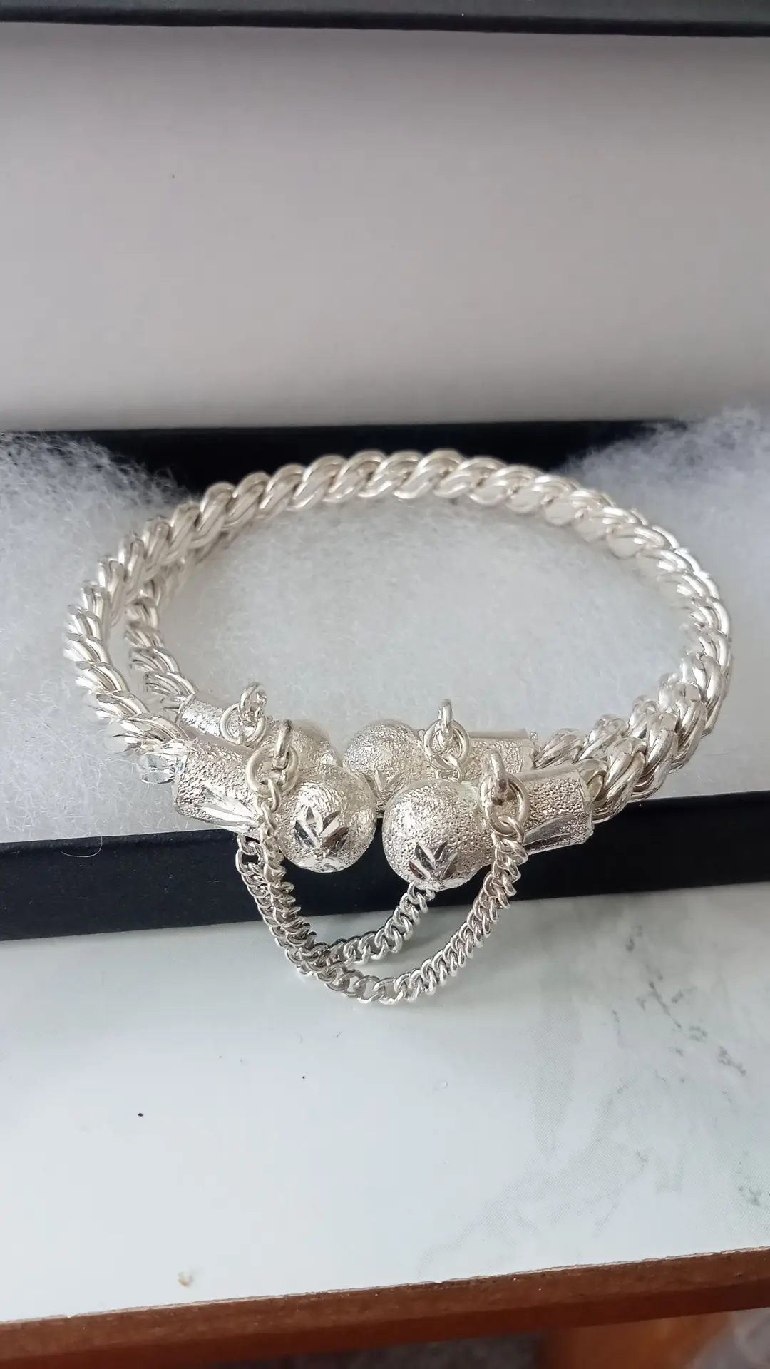 A pair of bangles(karay) weight 60g