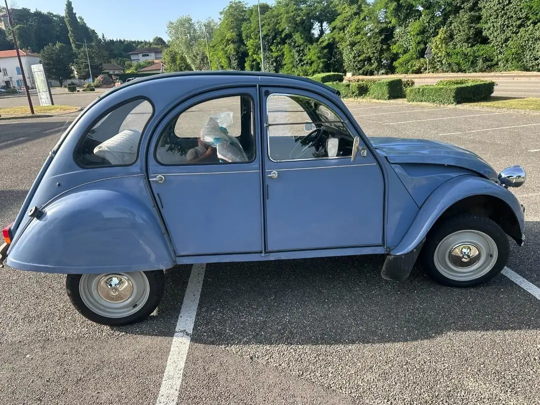 C'est un vieux voiture donc je le laisserai moins cher ne rater pas si vous êtes intéressé 