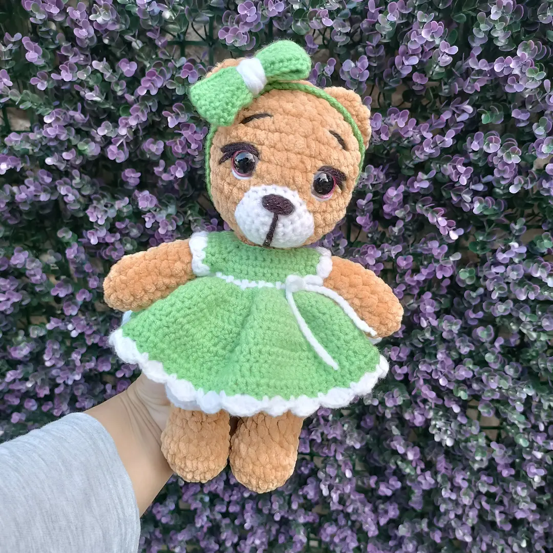 ours en peluche avec robe et nœud
