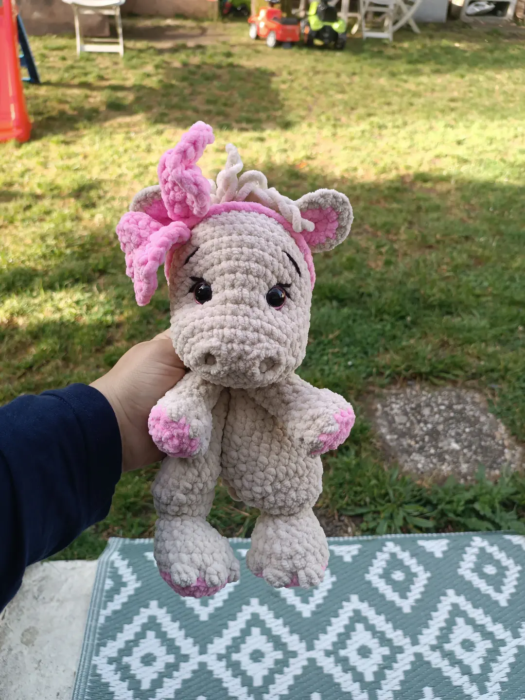 Hippopotame en peluche avec bandeau