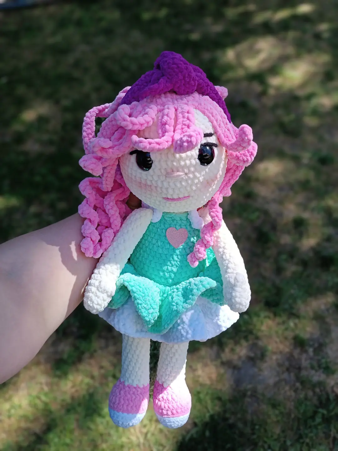 Poupée en peluche avec bandeau