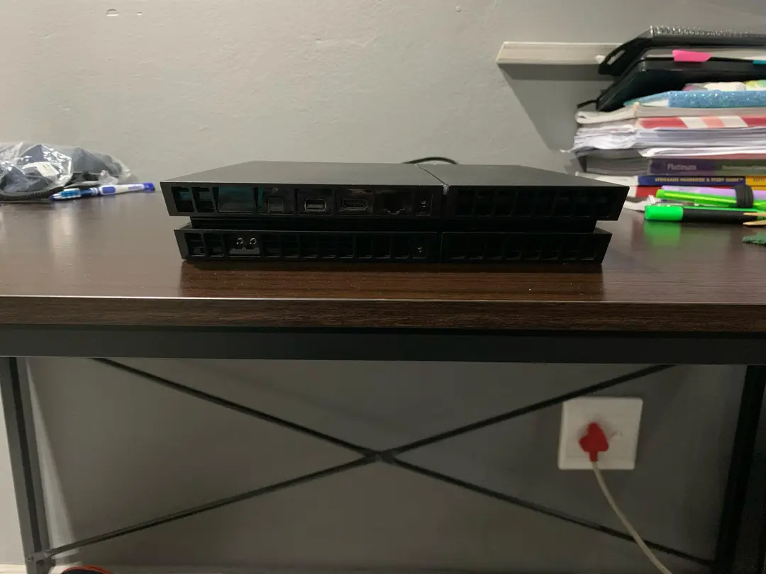 Playstation 4 with 4 games  + 1 controller 