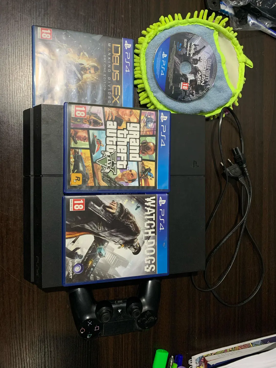 Playstation 4 with 4 games +1 controller 