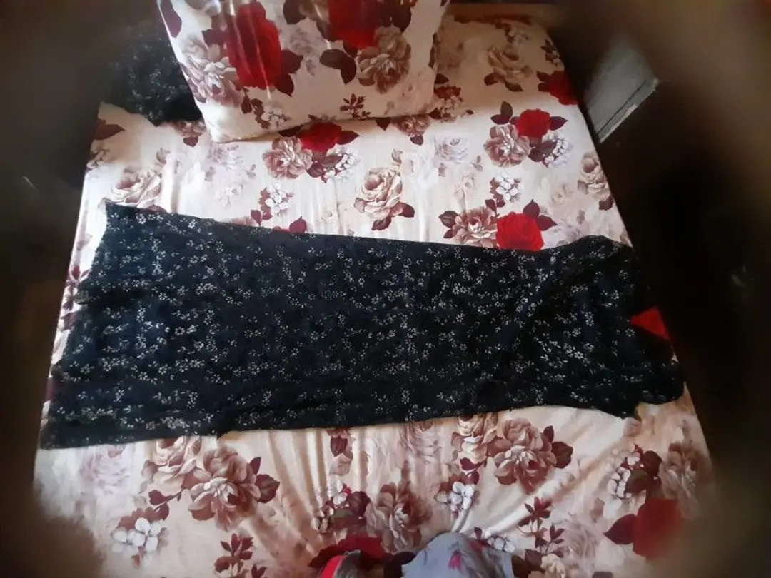 આ black garment with its matching leggings and a folded  scarf 
