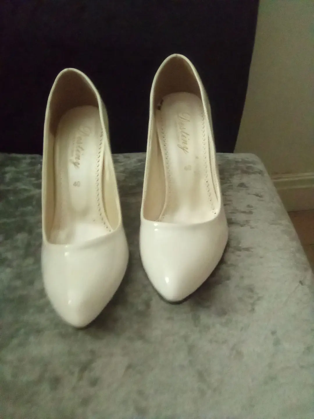 Destiny court shoes white 4" heel size 6.5