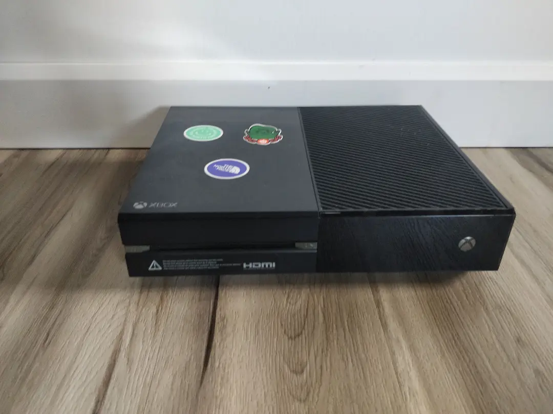 Xbox one + 2 manettes neuves et une édition limitée + fil + 3 jeux