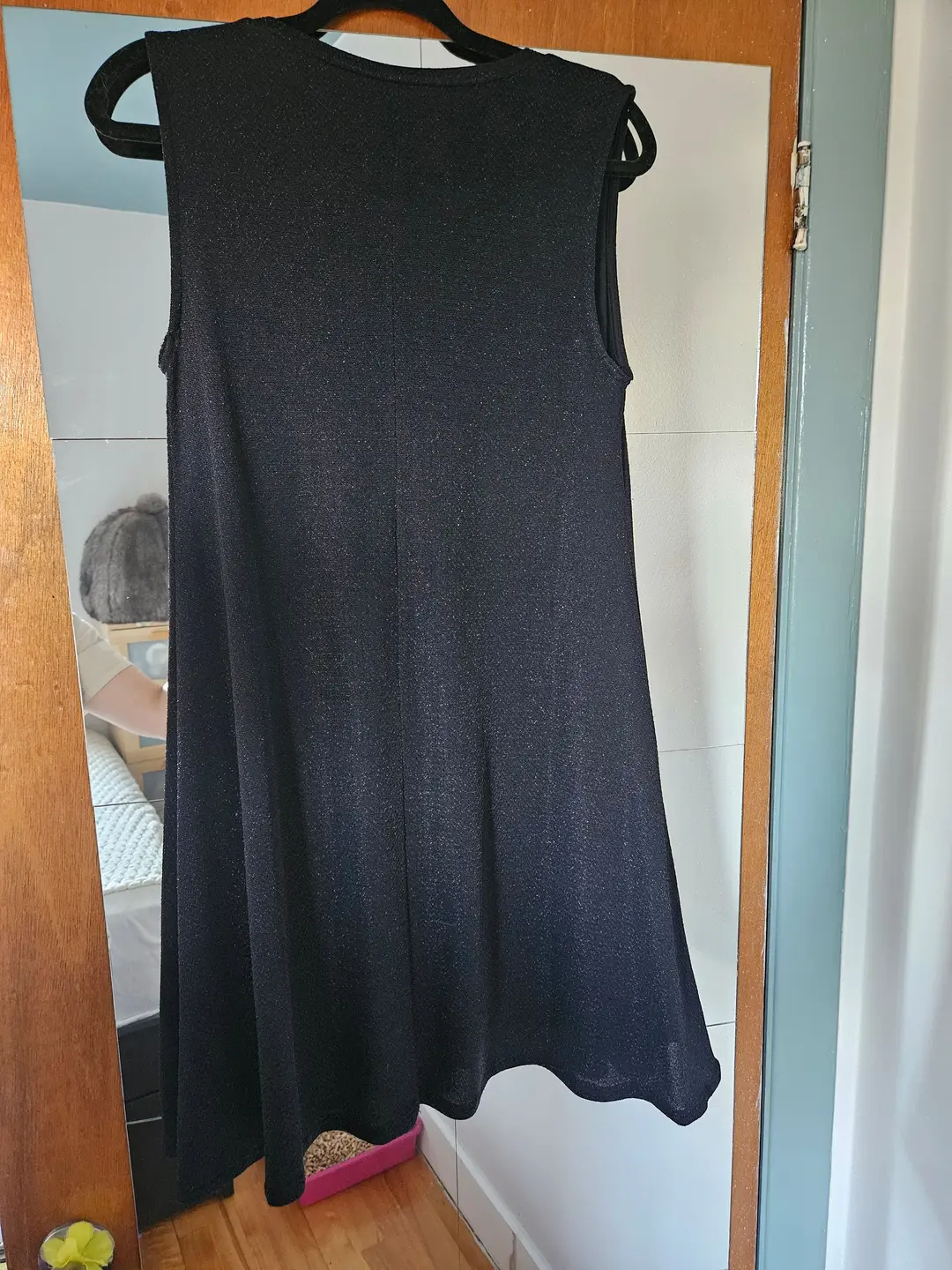 Robe noire légèrement brillante, taille M