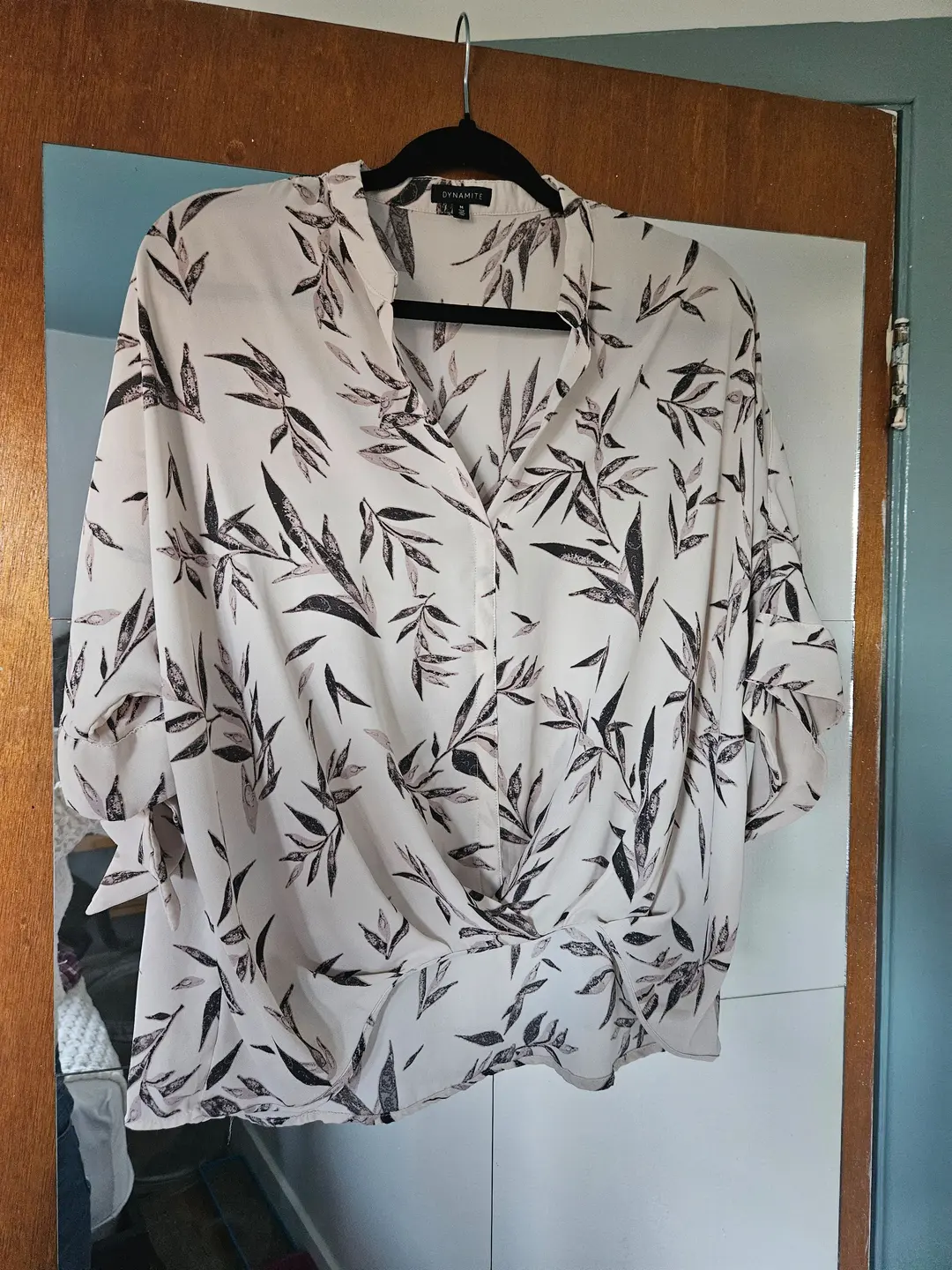Tee-shirt / chemise légère, sensation soie. Marque Dynamite, Taille M