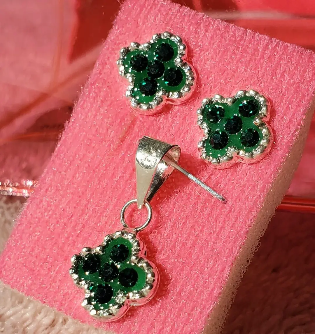 💚✨ Silver Earrings & Pendant Set with Green Gemstones – Elegant and Luxurious Style ✨💚