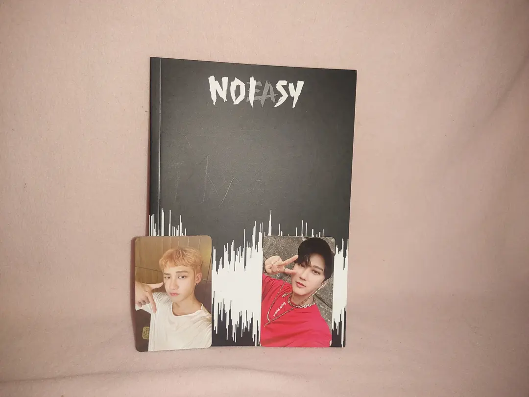 Lyrics book+ Photocarda STRAY KIDSS