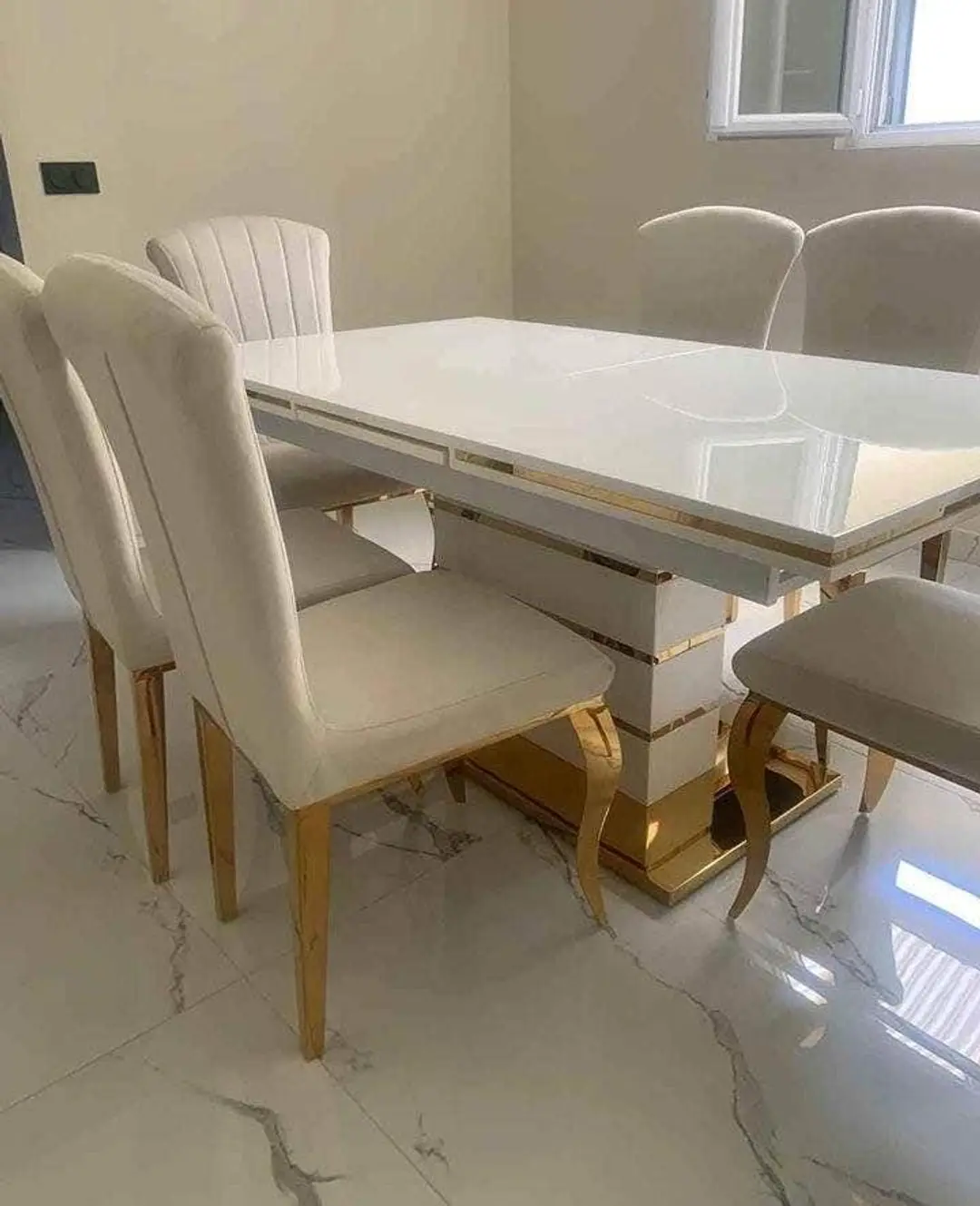 6 chaiaes avec table