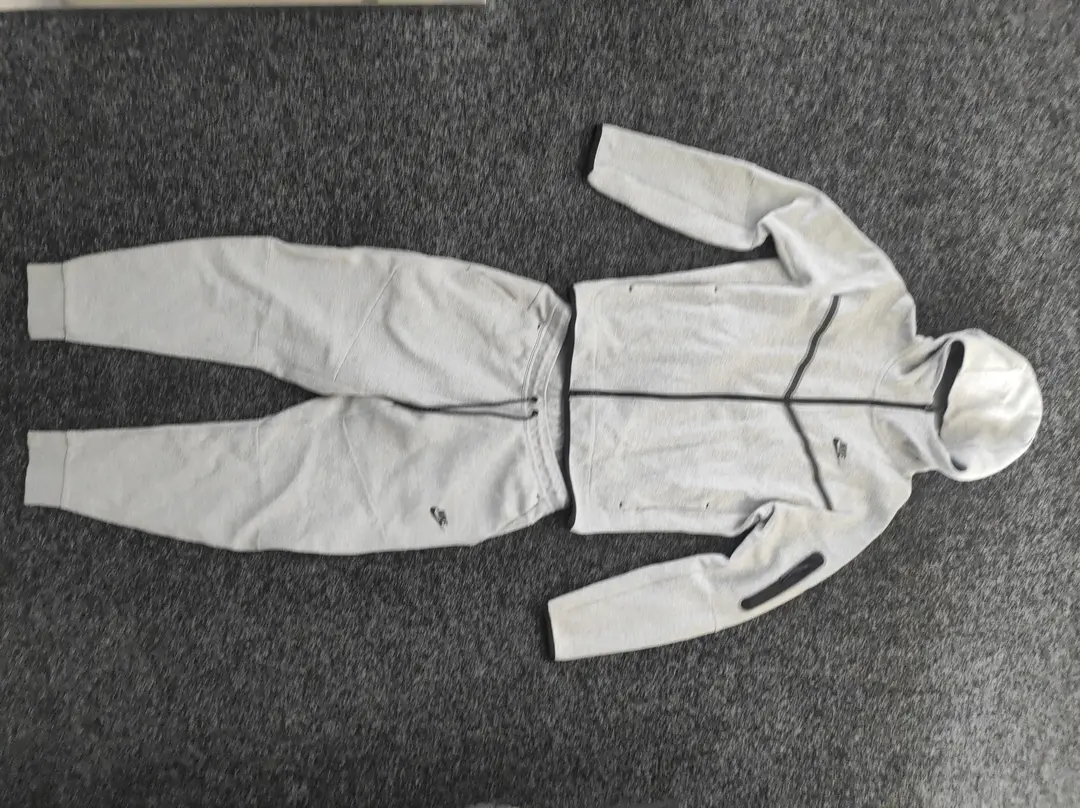 Nike Tech Fleece Grau