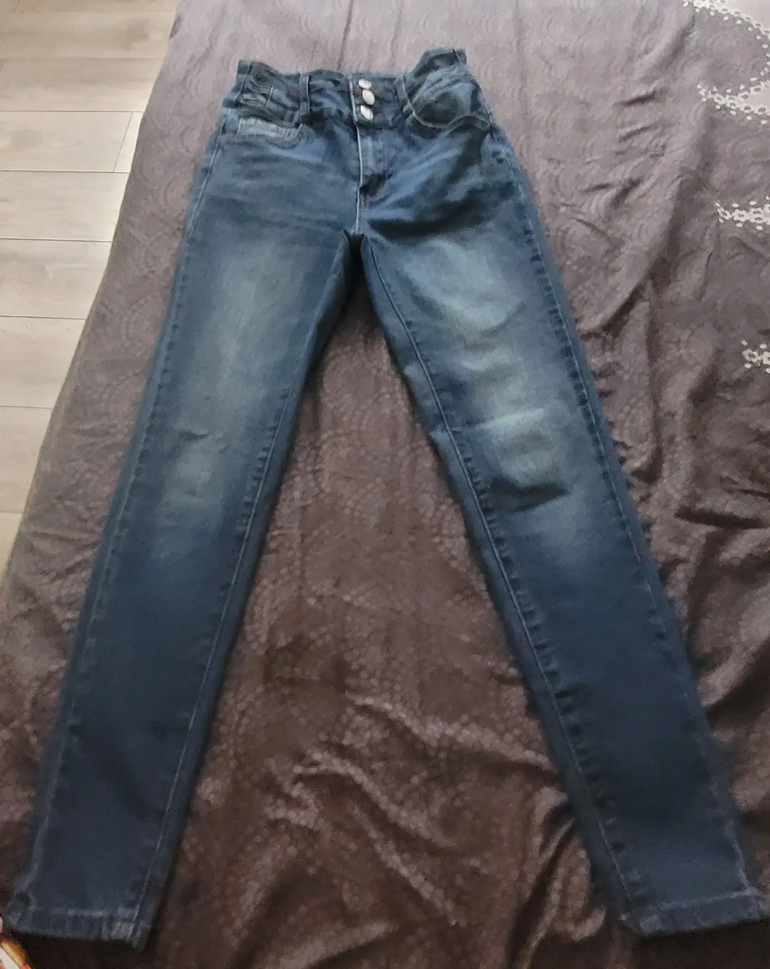 Je vend un jeans taille haute numero 34  très peu porté je dirais 3 fois 