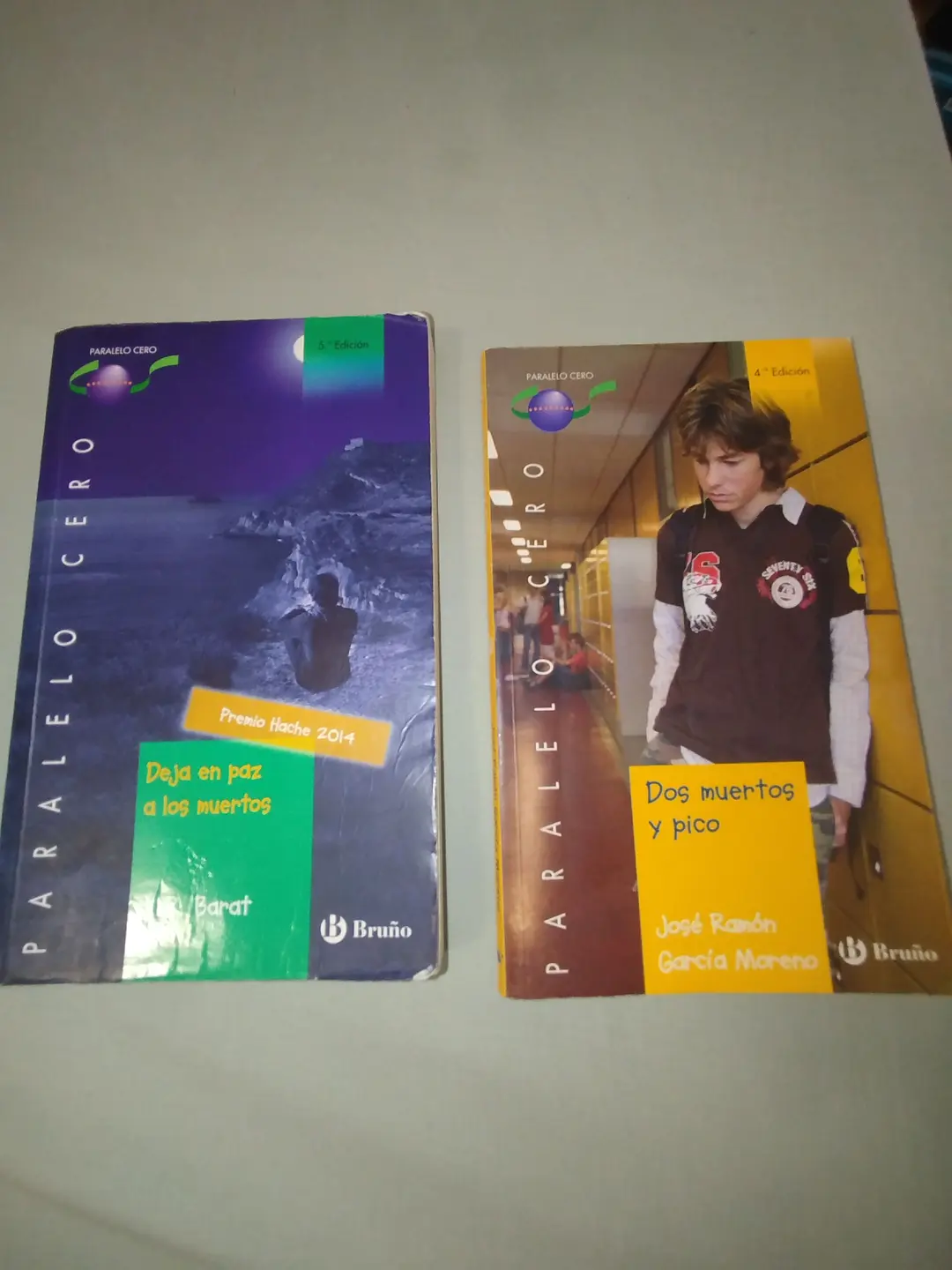 Libros "Deja en paz a los muertos" y "Dos muertos y pico"