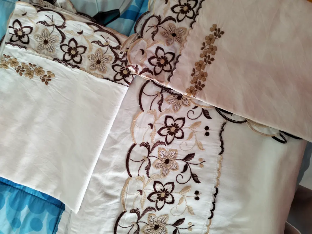 Lenzuola matrimoniali sopra più fodere