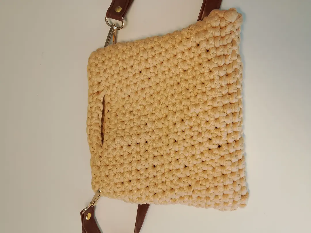 Borsetta beige fatta a mano