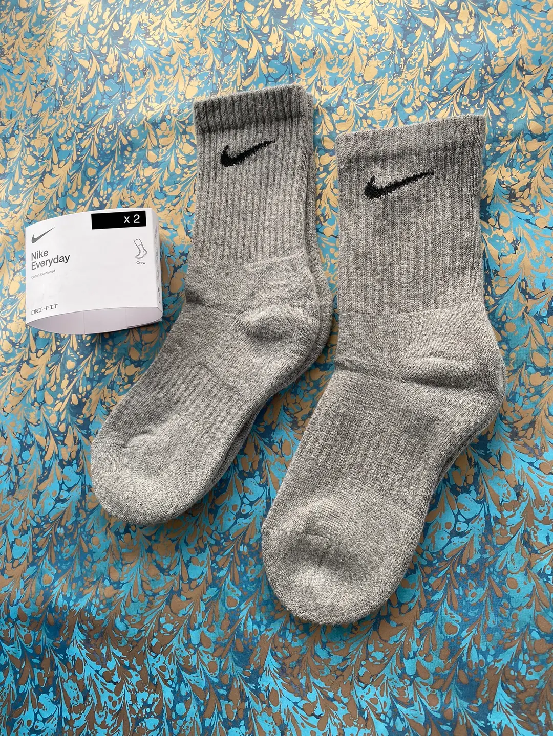 Nike everyday cushioned cotton crew socks Medium 5-8 U.K. men woman teen gift present Christmas 2 pairs