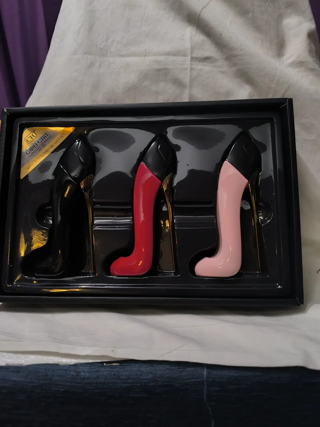 Estuche de perfume de Carolina Herrera los tres tacones