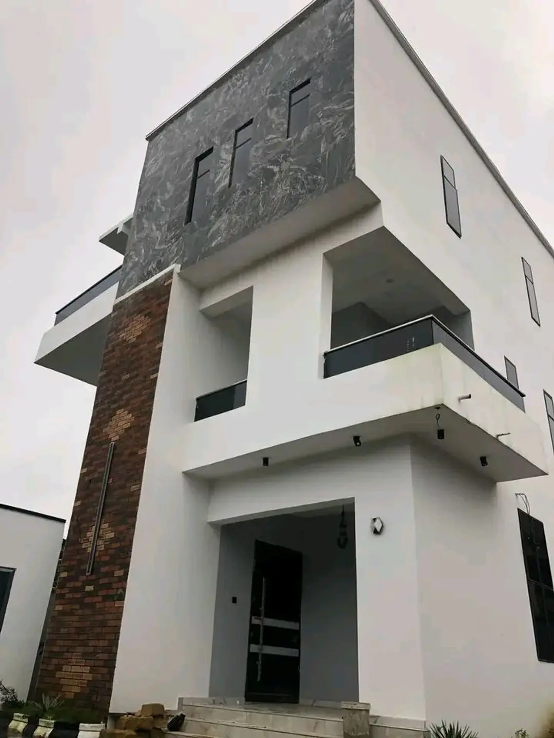  

A newly built detached 4 bedroom terrace duplex for rent at SYLVERNUS OKON, Uyo.