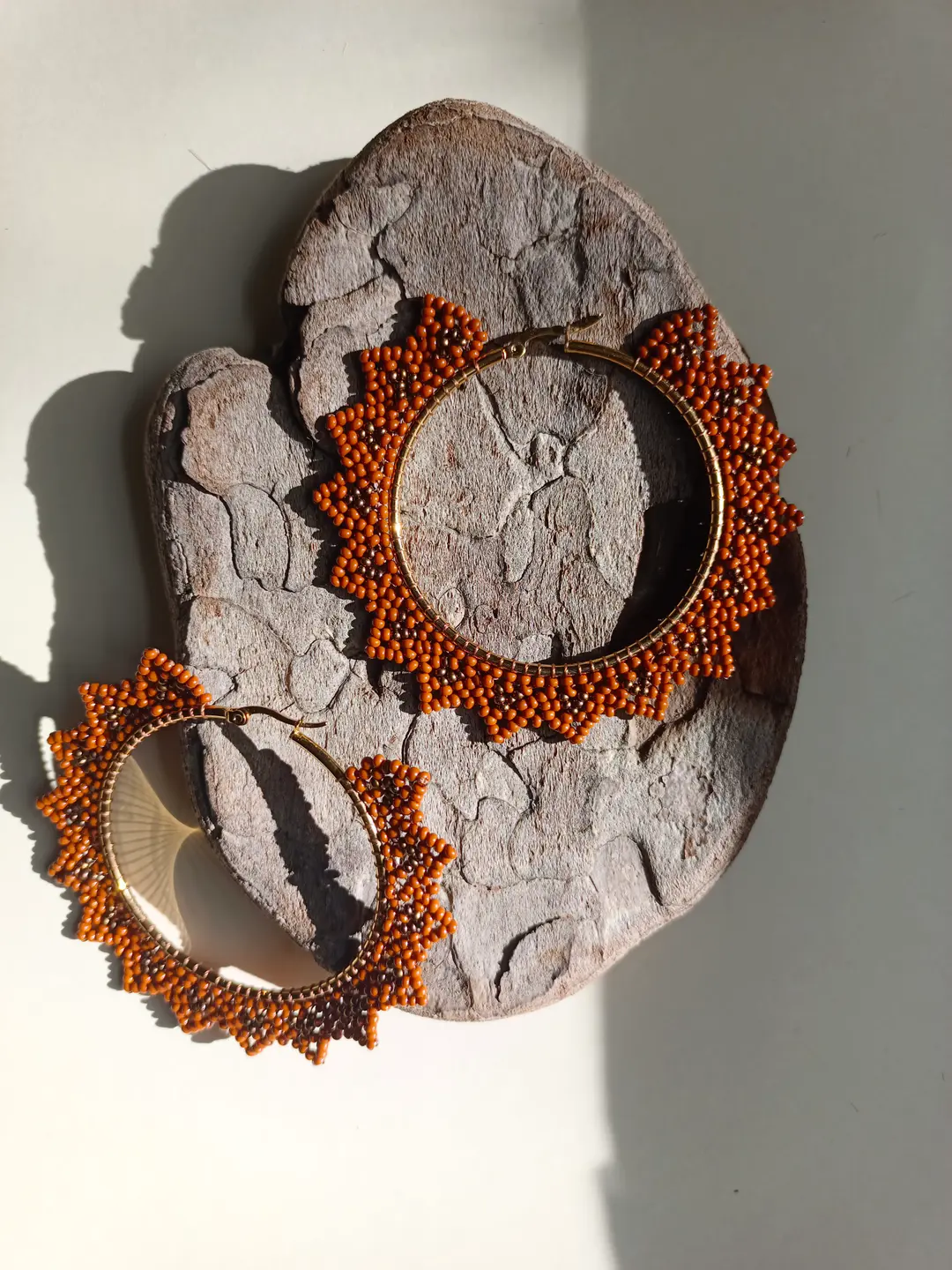 Boucles d'Oreilles Perles de Rocaille Marron Fait Main Base Dorée