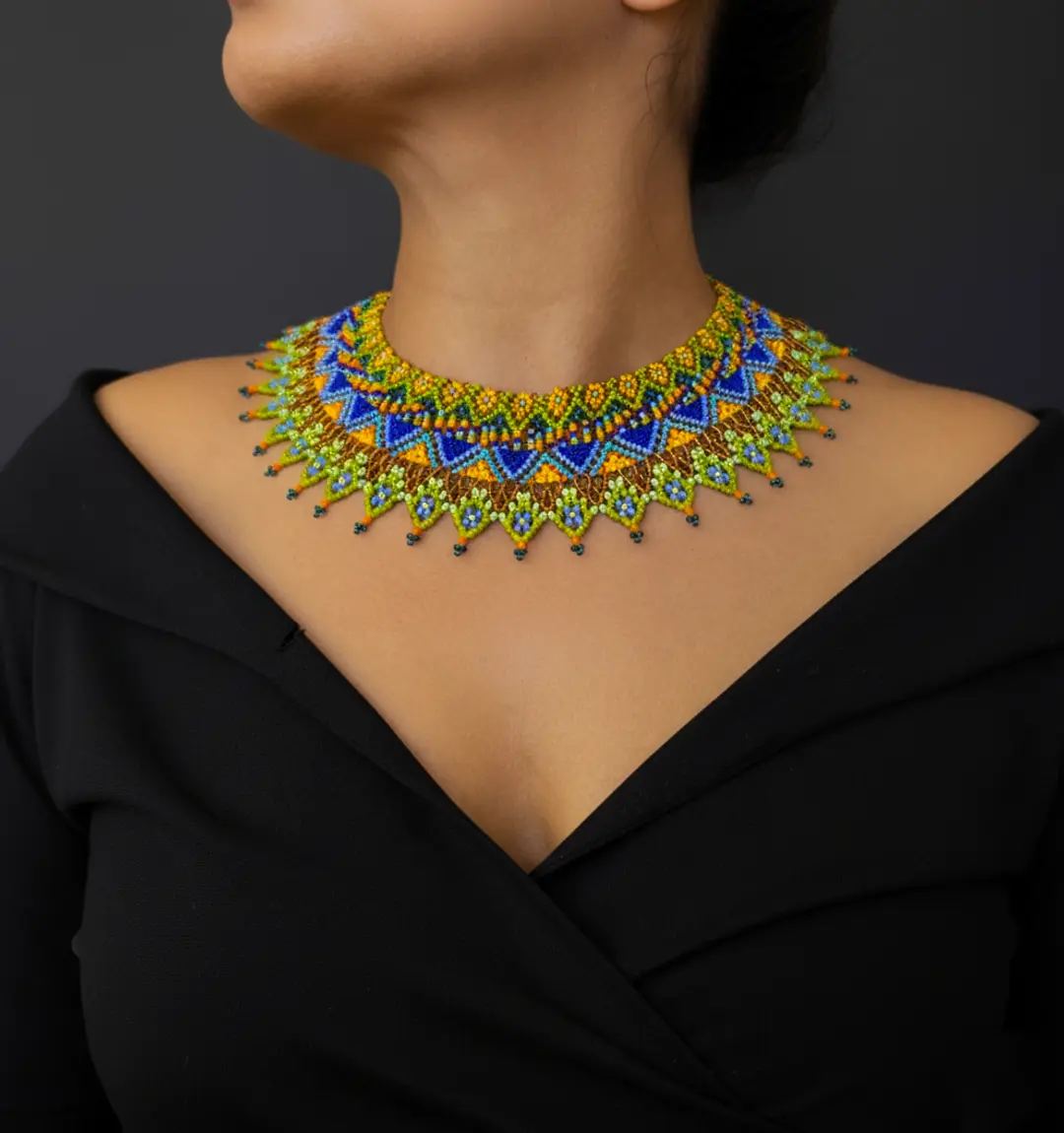 Collier Perles Multicolores Artisanat – Idée Cadeau Noël Femme – Bijou Ethnique Fait Main