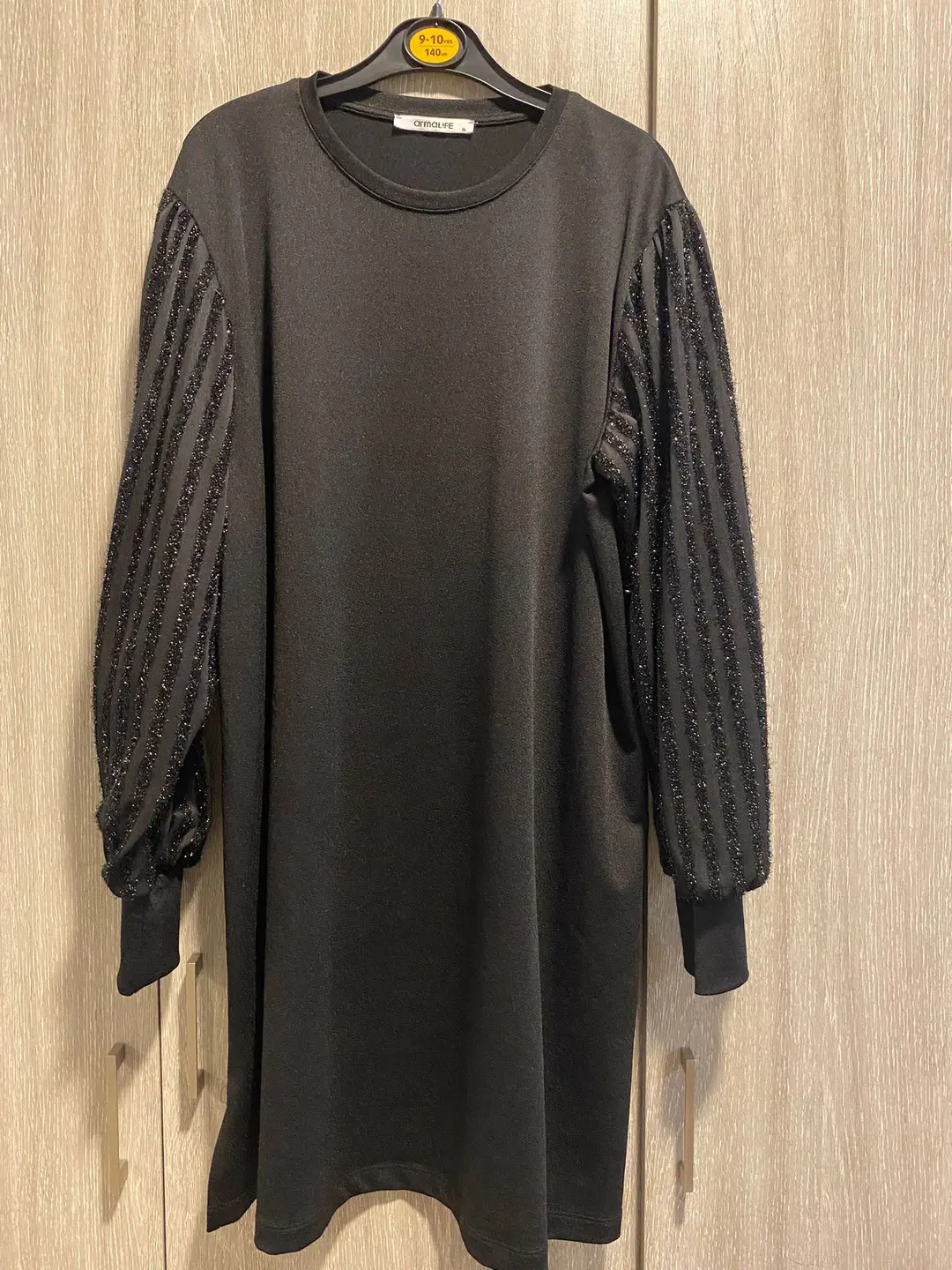 Robe noir manches pailletées 