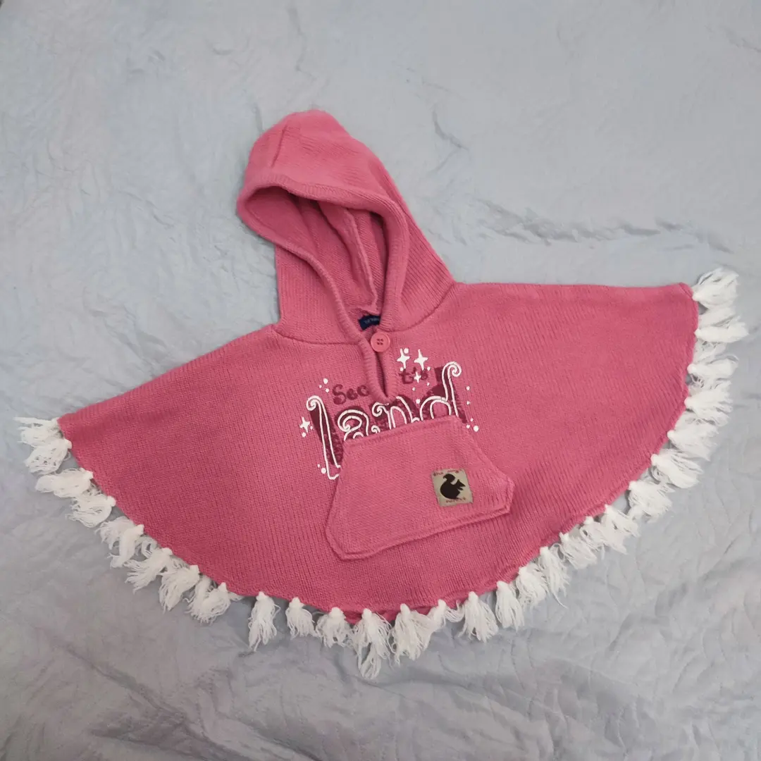Poncho rosa con cappuccio per neonata