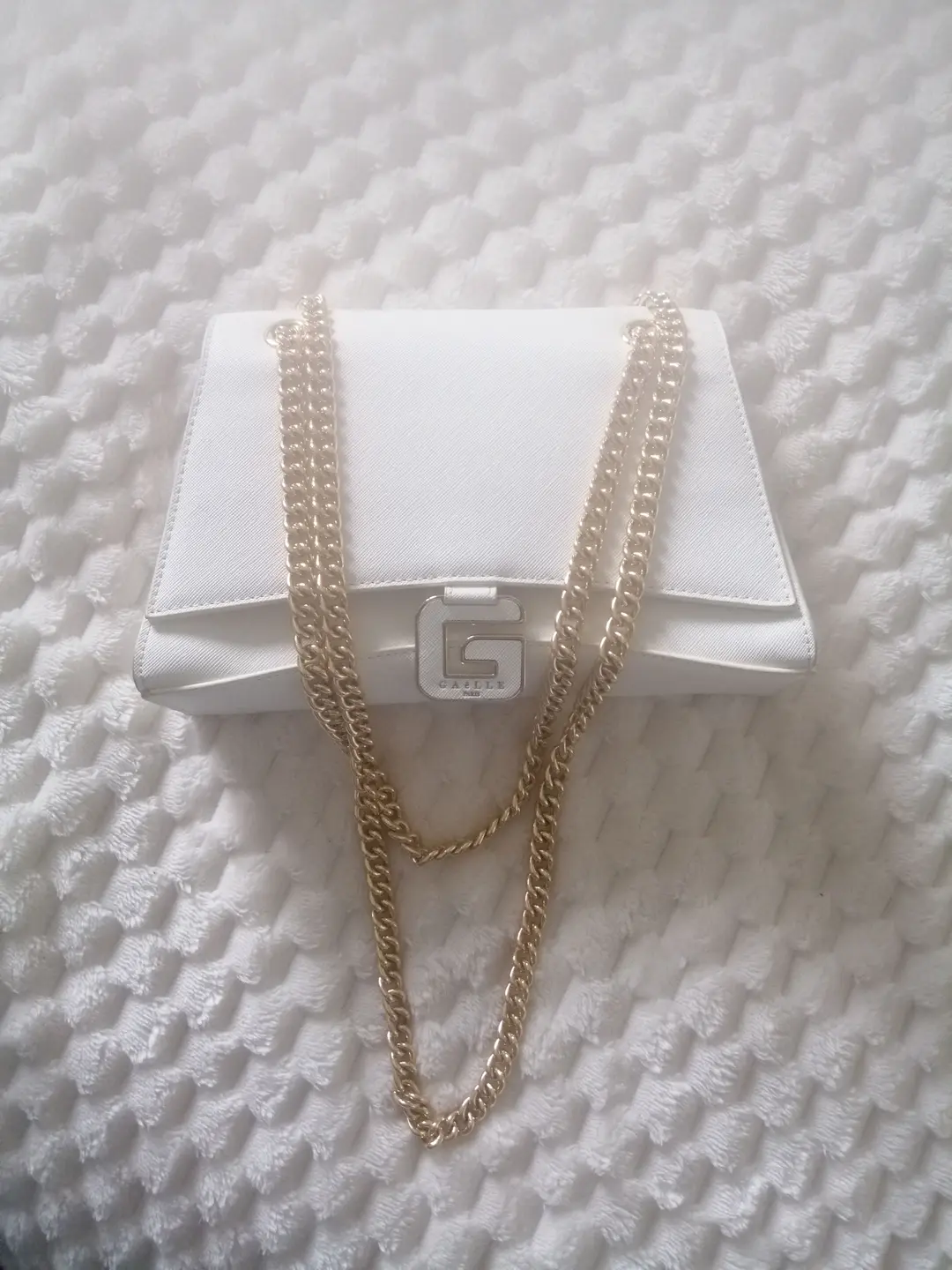 Sac à main élégant en cuir blanc avec chaîne dorée